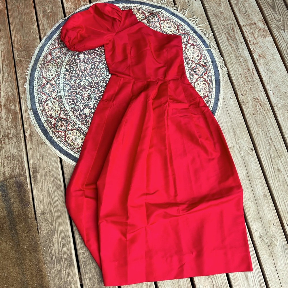 One-shoulder red dress with puffy sleeve